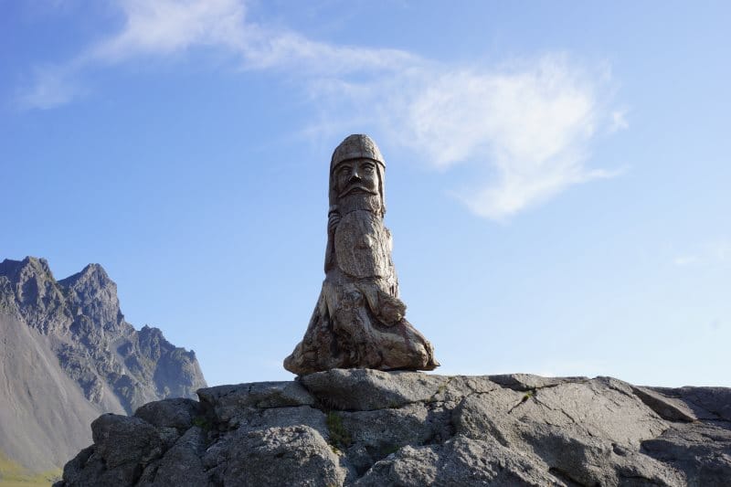 statut-en-bois-de-viking-a-vestrahorn