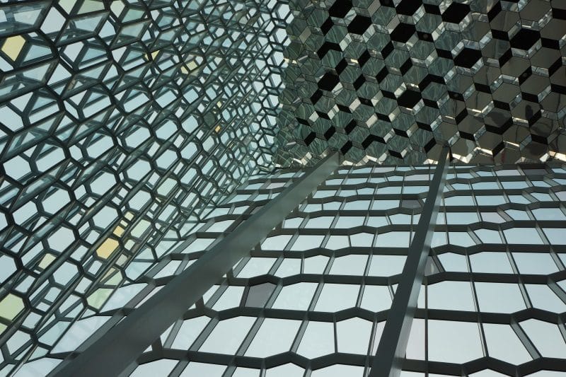Façade et plafond de l'Harpa