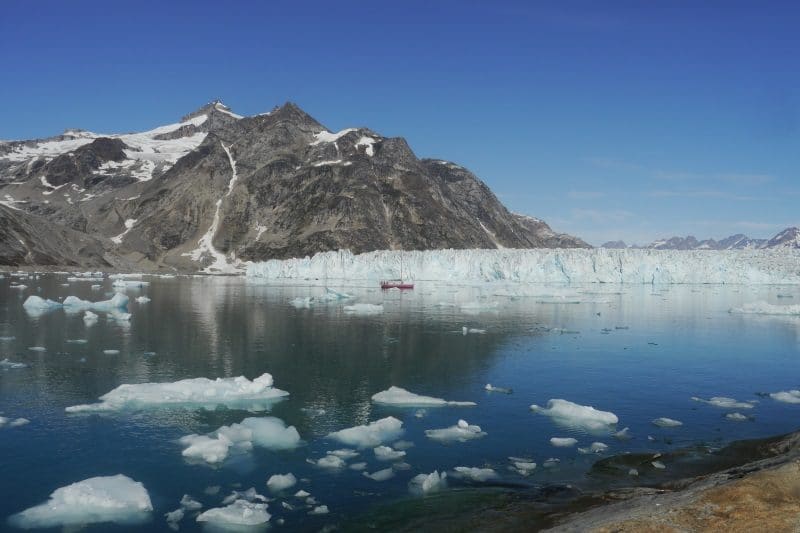 Glacier qui tombe dans la mer au Groenland Glacier qui tombe dans la mer au Groenland
