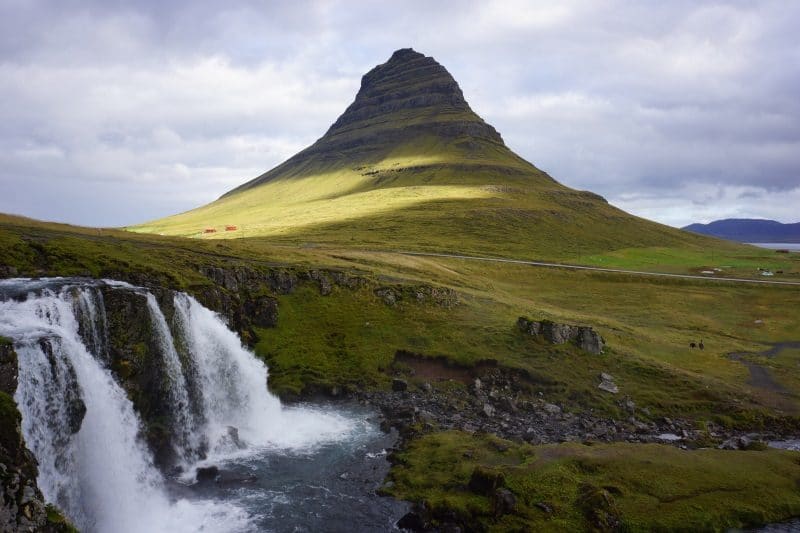 Mont Kirkjufell et Kirkjufellsfoss Mont Kirkjufell et Kirkjufellsfoss