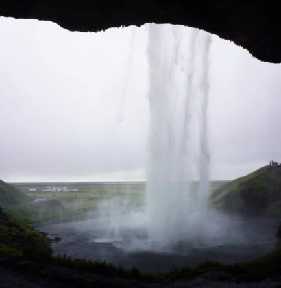 Cascade Seljalandsfoss vue de derrière l'eau