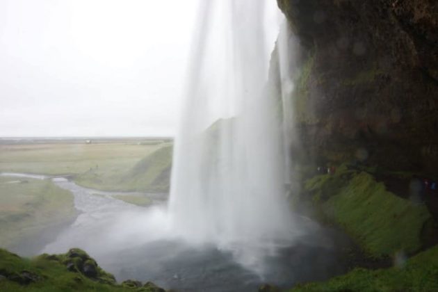 Chute d'eau Seljalandsfoss vue du côté