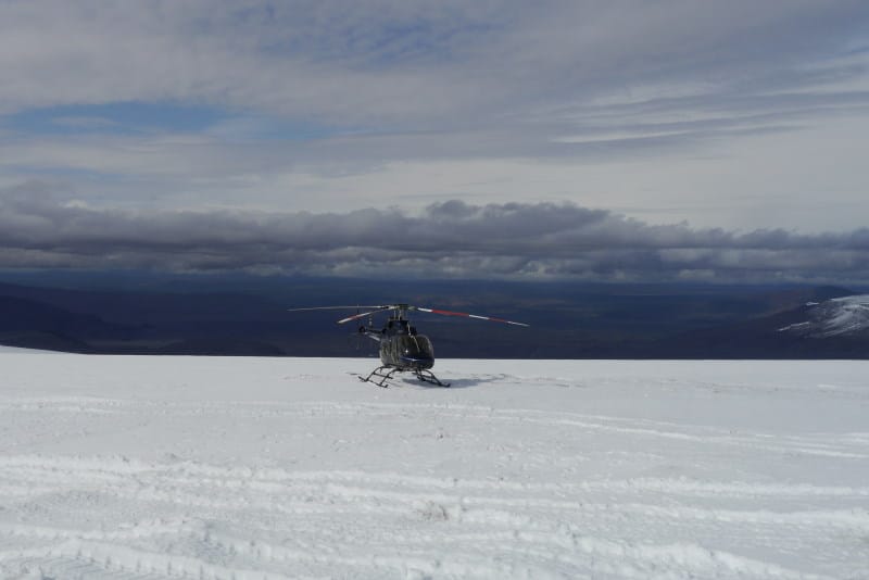 Helicoptère sur un glacier