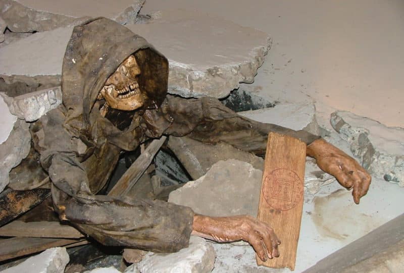 Musée de la sorcellerie mort qui sort de terre