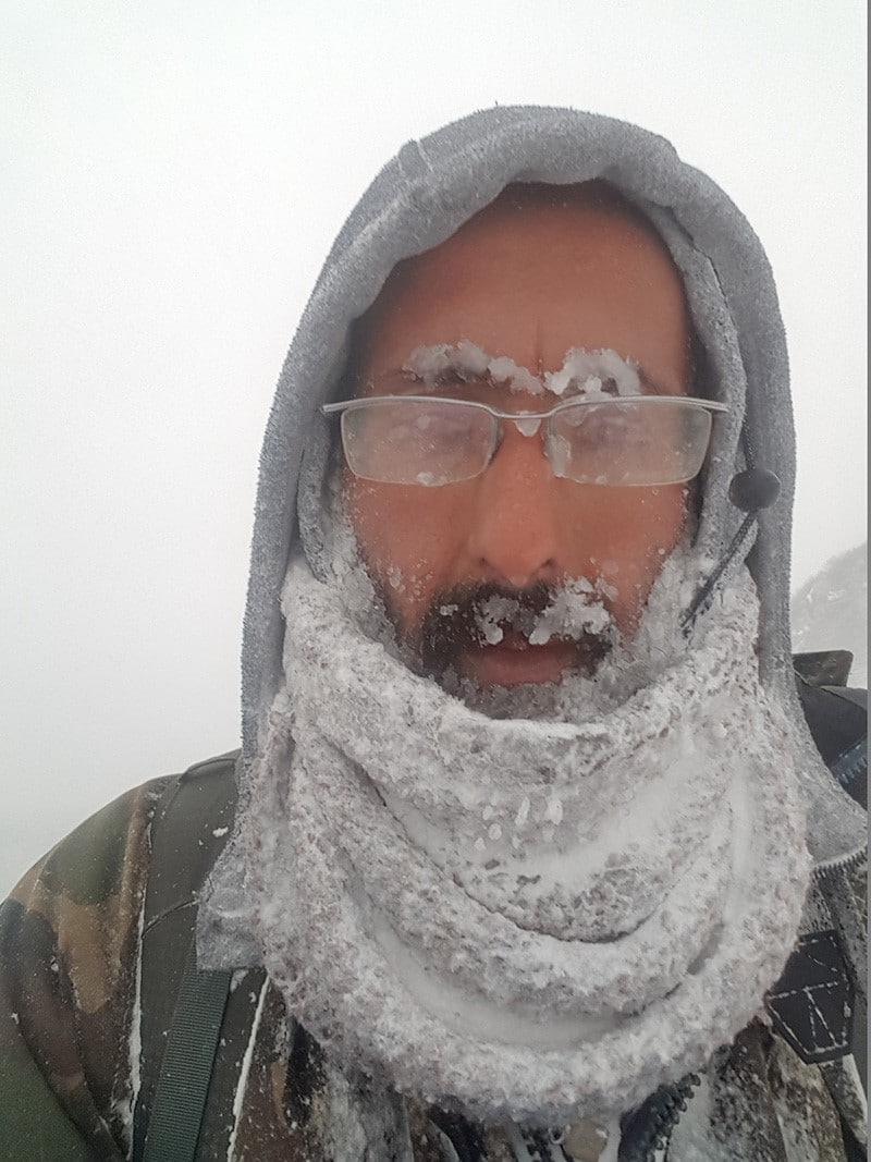 La fine couche de glace sur les lunettes donne l'impression que j'ai les yeux fermé. Ici après une tempête surprise