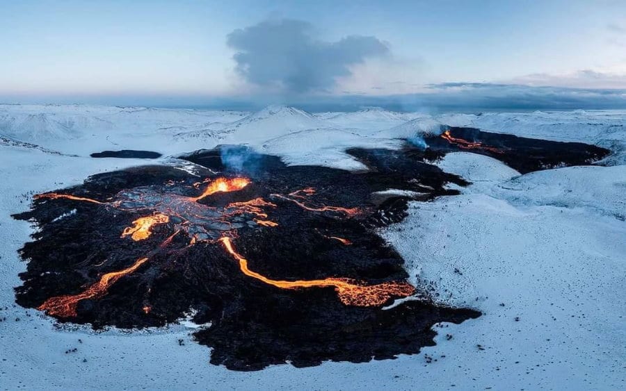 Eruption entre neige et feu