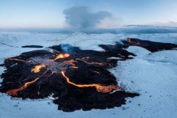 Eruption-entre-neige-et-feu Eruption-entre-neige-et-feu