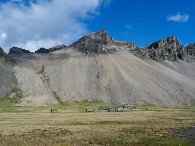 Montagne de Vestrahorn et village viking