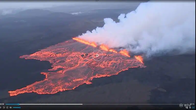 Eruption du 16 juillet 2025 prise d'hélicoptère RUV is