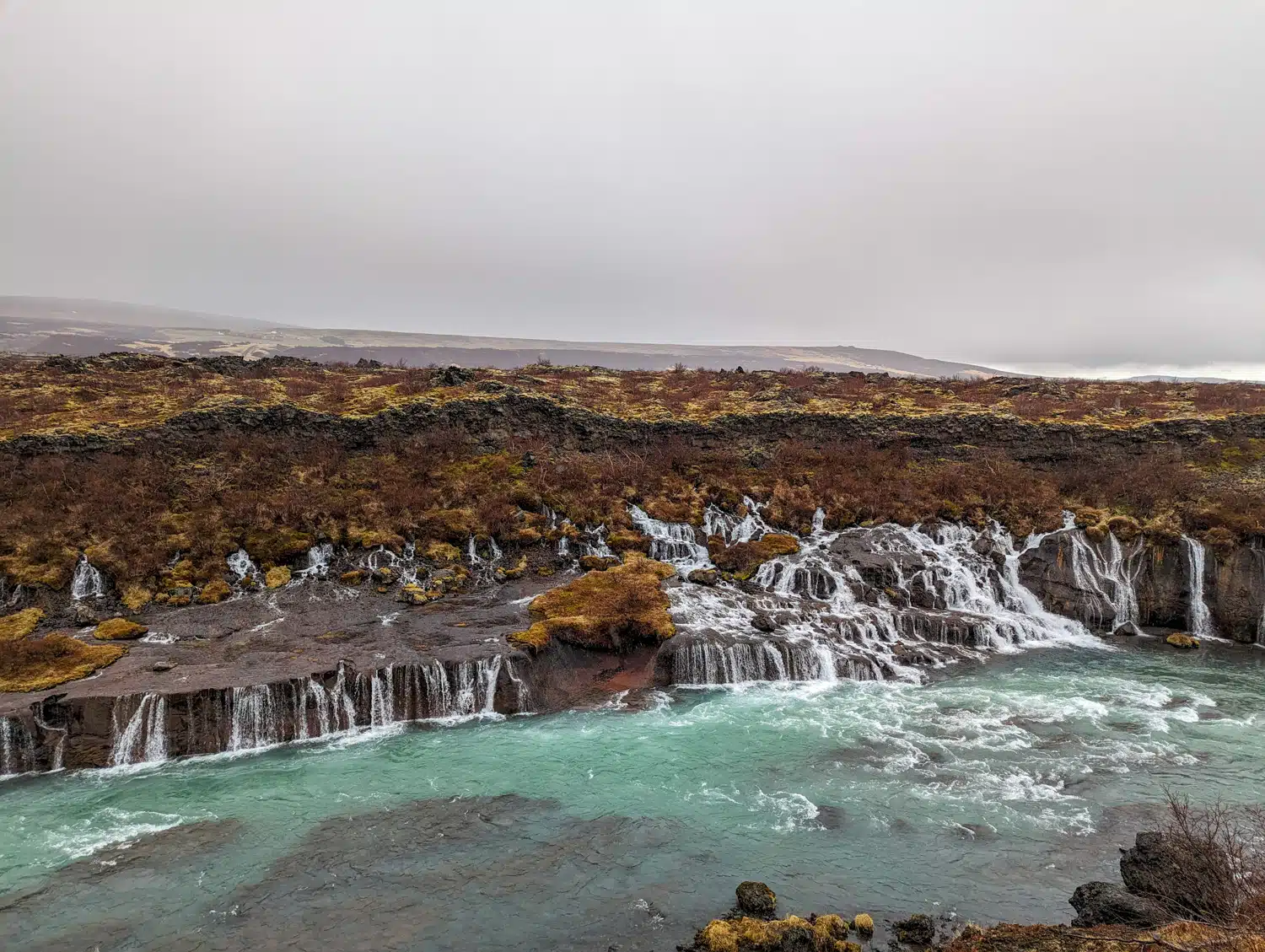 Coulée et chute de Hraunfossar