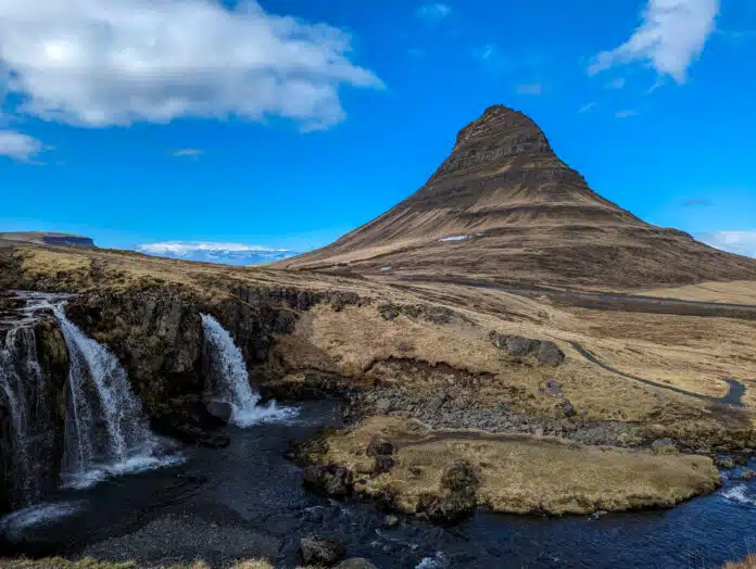 Kirkjufell et Kirkjufellsfoss Kirkjufell et Kirkjufellsfoss