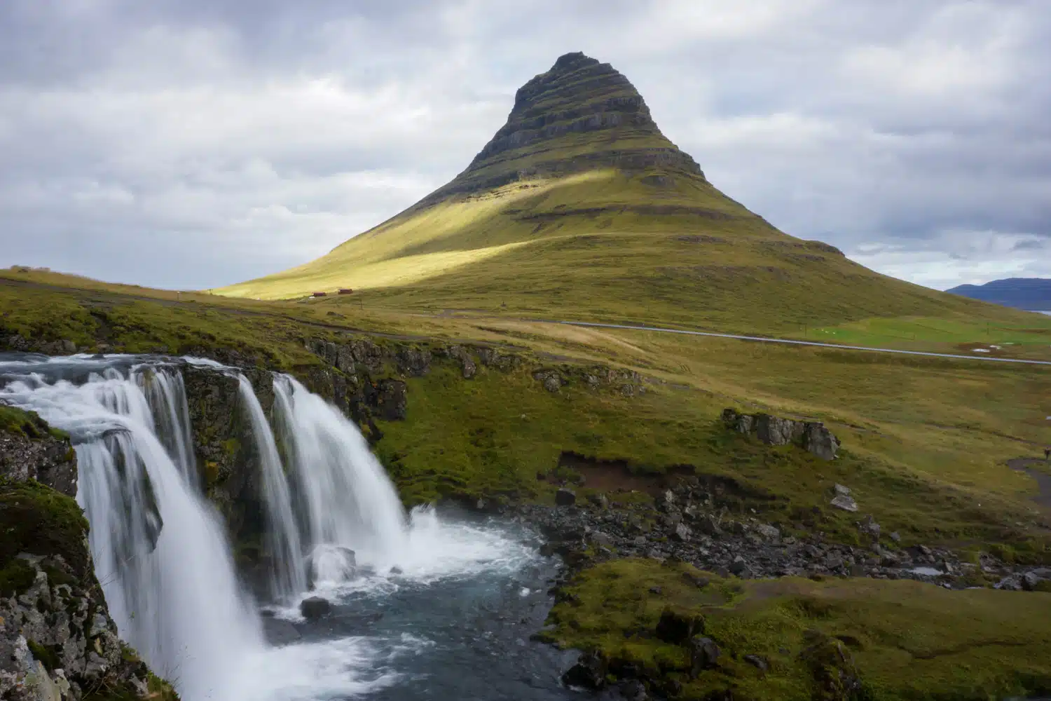Montagne Kirkjufell et cascade