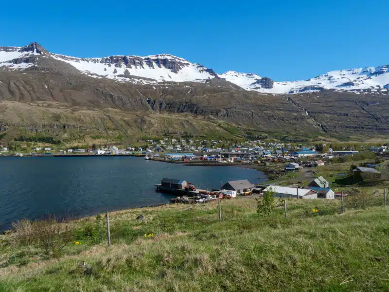 Ville et fjord Seydisfjordur