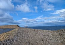 Quelles erreurs sont à éviter si vous avez prévu de visiter l’Islande ? Grettislaug vue sur l'ile Drangey