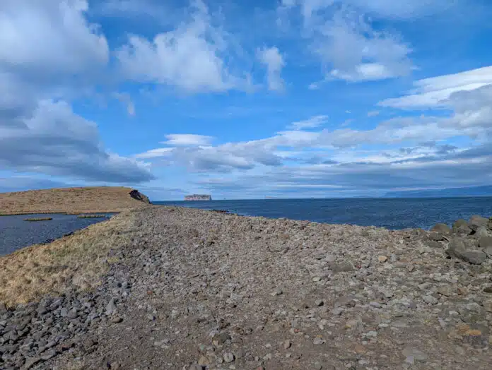 Grettislaug vue sur l'ile Drangey Grettislaug vue sur l'ile Drangey