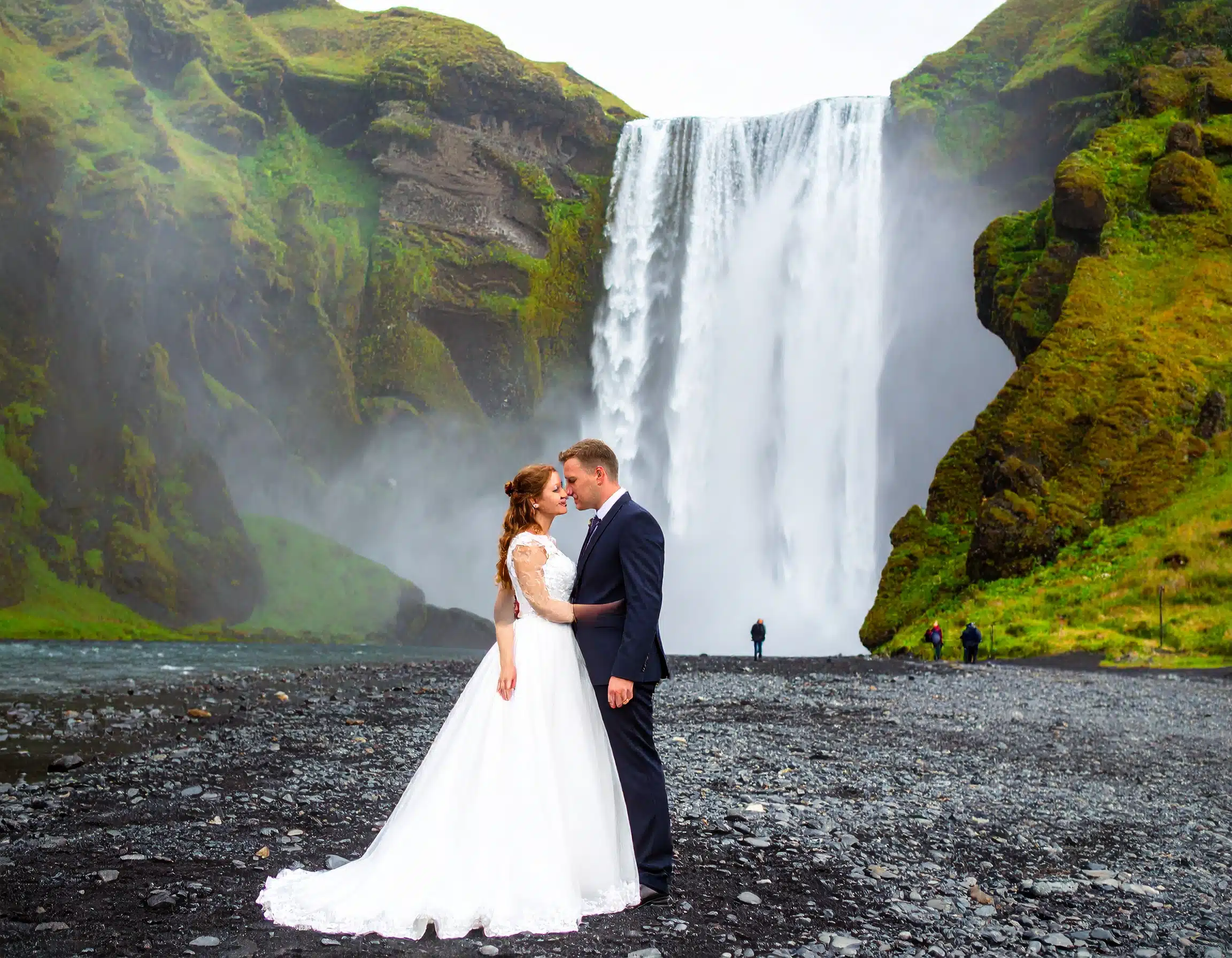 Mariés devant Skogafoss