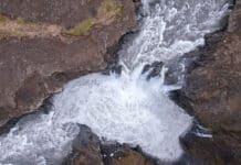 De Reykjavík aux Hautes Terres : comment une eSIM vous permet de rester connecté à travers l’Islande Aldeyjarfoss-vue-du-haut