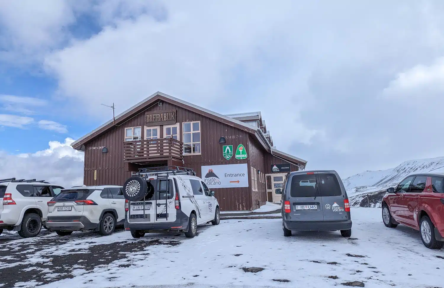 Voiture sous la neige islande
