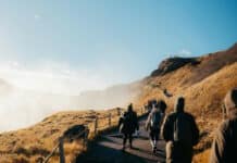 Se préparer à randonner en Islande : corps, mental et remèdes des grands froids Randonnée près d'une cascade en Islande